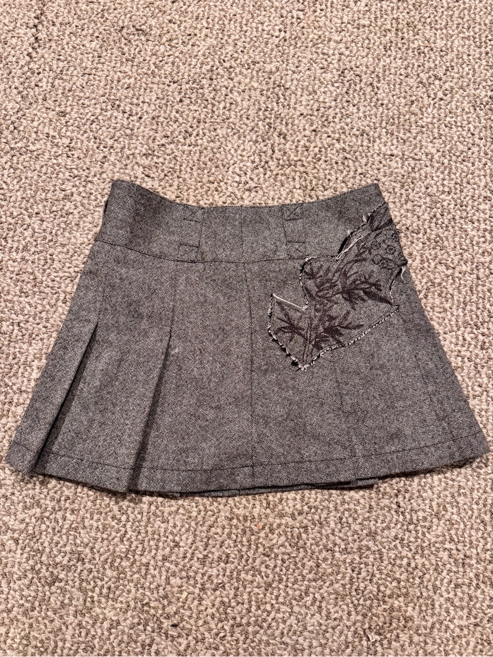 Vintage Guess Jeans - Gray Pleated Mini Skirt with Embroidered Patch